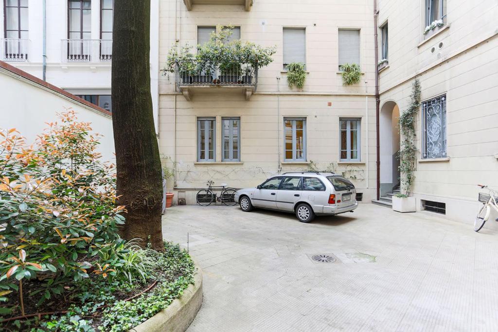 The Rent - Characterful Two-bedroom Flat Steps From Palestro Milan