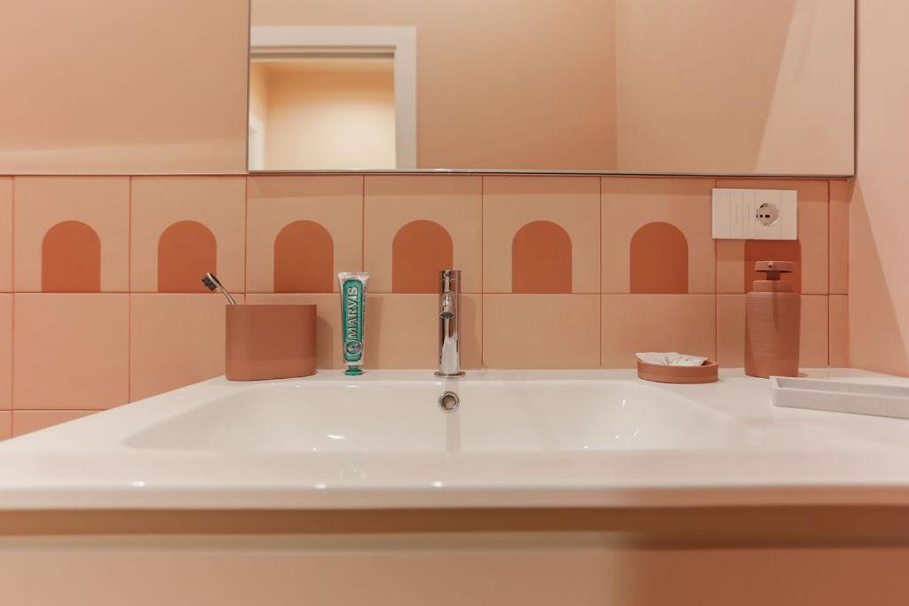 The Rent - Characterful Two-bedroom Flat Steps From Palestro * Milan