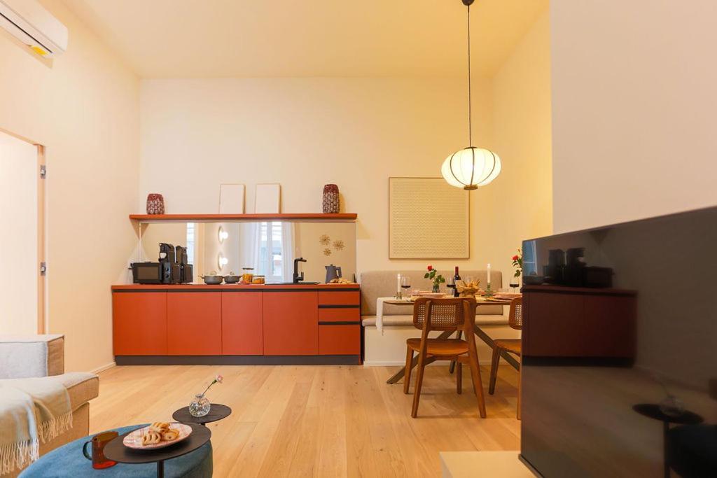 The Rent - Characterful Two-bedroom Flat Steps From Palestro Apartment *