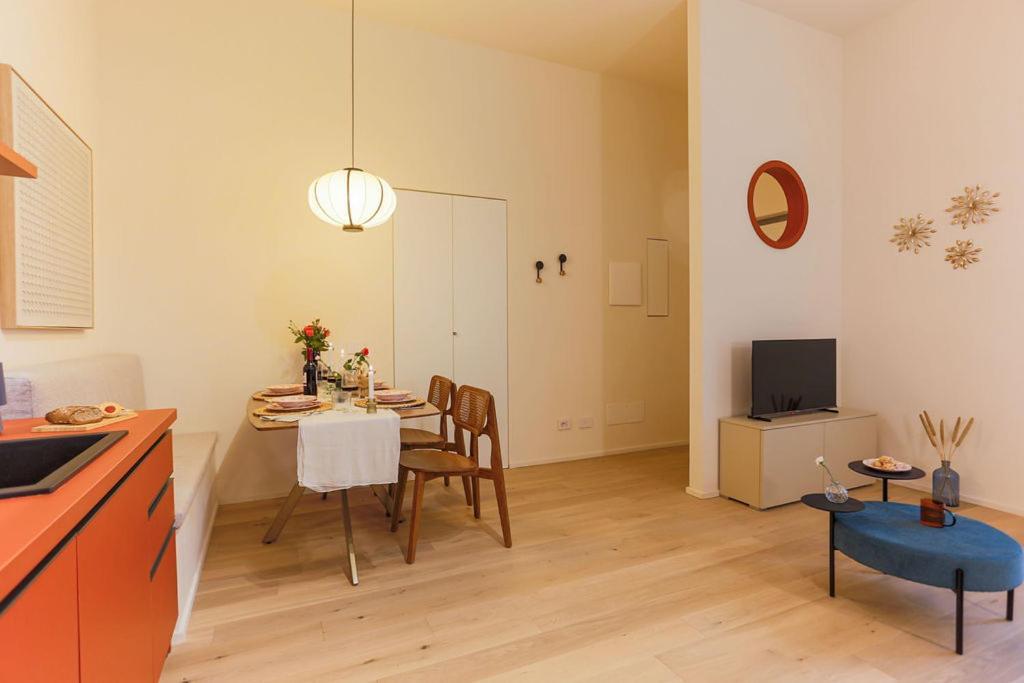 The Rent - Characterful Two-bedroom Flat Steps From Palestro Apartment *
